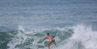 Juliano Cazarré aproveitou o mar agitado para surfar na manhã desta terça-feira (8), na Praia da Macumba, zona oeste do Rio de Janeiro  Foto: Dilson Silva / AgNews