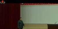 <p>Vídeo foi exibido pela TV estatal da Coreia do Norte e mostra o líder Kim Jong-Un mancando, ao chegar para uma cerimônia de homenagem ao avô</p>  Foto: Youtube / Reprodução