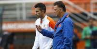 <p>Louis van Gaal ignorou o tradicional esquema com três atacantes da Holanda por uma formação sólida</p>  Foto: Dominic Ebenbichler / Reuters