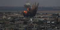 <p>Foto de um ataque aéreo israelense em Rafah, no sul da Faixa de Gaza, em 8 de julho</p><p> </p>  Foto: Ibraheem Abu Mustafa / Reuters