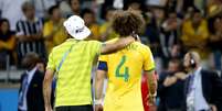 <p>Thiago Silva consola David Luiz ap&oacute;s a partida</p>  Foto: Ricardo Matsukawa / Terra