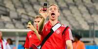 Após a goleada alemã, Mertesacker tira uma selfie com o celular do gramado do Estádio Mineirão  Foto: Martin Rose / Getty Images 