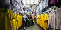 O comerciante Yun, 40 anos, está pouco otimista de reversão na queda das vendas  Foto: Bruno Santos / Terra