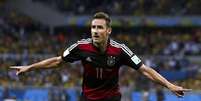 <p>Miroslav Klose marca gol contra o Brasil, seu 16&ordm; em Copas do Mundo</p>  Foto: Marcos Brindicci / Reuters