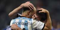 <p>Javier Mascherano abra&ccedil;a Messi ap&oacute;s a vit&oacute;ria da Argentina nos p&ecirc;naltis</p>  Foto: Dylan Martinez / Reuters