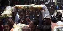 <p>Parentes e amigos da família al-Kaware transportam os sete corpos para a mesquita, durante o funeral em Khan Yunis, na Faixa de Gaza, em 9 de julho</p>  Foto: THOMAS COEX / AFP