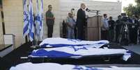 <p>O primeiro-ministro israelense, Benjamin Netanyahu (ao fundo), discursa durante funeral dos tr&ecirc;s adolescentes&nbsp;israelenses sequestrados e mortos na Cisjord&acirc;nia, em 1&ordm; de julho</p><p>&nbsp;</p>  Foto: Baz Ratner, Pool / AP