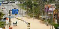 <p>Parte de uma estrada de Yomitan, em Okinawa, ficou submersa após um rio transbordar em consequência do tufão Neoguri, em 9 de julho</p>  Foto: Ryukyu Shimpo via Kyodo News / AP