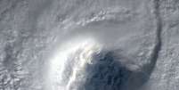 <p>Em imagem registrada pela Estação Espacial Internacional (ISS), o olho do tufão pode ser visto</p>  Foto: Instagram/ISS / Reprodução