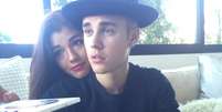 Justin Bieber parece ter deixado para trás seu romance turbulento com Selena Gomez. Isso porque, nos últimos dias, o cantor publicou uma série de fotos em que aparece em clima íntimo com a modelo Yovanna Ventura  Foto: @justinbieber / @yovanna / Shots / Reprodução