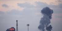 <p>Fumaça após um ataque aéreo israelense no norte da Faixa de Gaza, na última terça-feira</p>  Foto: Amir Cohen / Reuters