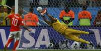 Romero defende a cobrança do holandês Sneijder, a terceira da seleção europeia na semifinal da Copa do Mundo  Foto: Michael Dalder / Reuters