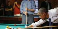 <p>Ainda no mesmo bar, o presidente dos EUA jogou sinuca</p>  Foto: Kevin Lamarqu / Reuters