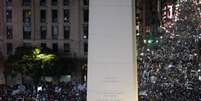 Milhares de argentinos festejaram a vitória e a independência na praça da República, em Buenos Aires, junto ao Obelisco  Foto: Martin Acosta / Reuters