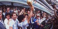Liderada por Maradona, Argentina conquistou seu &uacute;ltimo t&iacute;tulo sobre a Alemanha em 1986  Foto: Allsport UK/Getty Images
