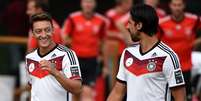 <p>Khedira (dir)  foi campeão da Copa com a Alemanha</p>  Foto: PATRIK STOLLARZ / AFP