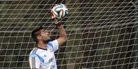 Com problema no ombro, goleiro Romero é uma das dúvidas para a estreia  Foto: Juan Mabromata / AFP