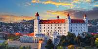 <p>Única capital mundial localizada na fronteira entre três países, a Bratislava encanta com monumentos e cultura</p>  Foto: Shutterstock