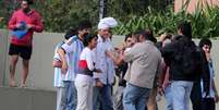 Ashton Kutcher e Luciano Huck visitaram o acampamento da torcida argentina na praça da Apoteose, no Rio de Janeiro. Vestido de cozinheiro, Kutcher gravou quadro para o programa 'Caldeirão do Huck'  Foto: Andre Freitas  / AgNews