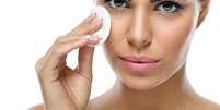 Os demaquilantes são fundamentais para remover a maquiagem do rosto e evitar problemas como acne, rugas e até mesmo alergias  Foto: Lucky Business / Shutterstock 