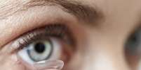 Médicos falaram que a infecção aconteceu entre os olhos e as lentes  Foto: Getty Images 