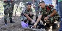 Soldados libaneses inspecionam restos de um projétil que teria sido lançado contra Israel  Foto: Karamallah Daher / Reuters