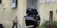 No acidente, o Model S se partiu em dois e a traseira foi parar no muro de uma sinagoga  Foto: AP