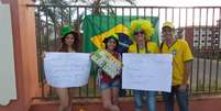 <p>Torcedores demonstram apoio ao Brasil na chegada em Brasília</p>  Foto: Fernando Diniz / Terra