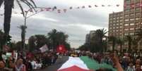 <p>A multidão exibe a bandeira palestina durante manifestação na Tunísia, em 11 de julho</p>  Foto: Twitter