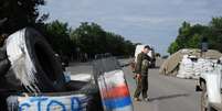 <p>Militantes pr&oacute;-russos guardam um posto de controle, na estrada entre Lugansk e Donetsk, no leste da Ucr&acirc;nia, em 9 de julho</p>  Foto: Dominique Faget / AFP