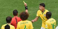 Capitão Thiago Silva recebe cartão amarelo após entrada em Robben  Foto: Evaristo Sá / AFP