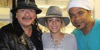 Carlos Santana, Shakira e Carlinhos Brown nos bastidores do show da final da Copa do Mundo  Foto: Shakira/Facebook / Reprodução