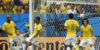 Jogadores brasileiros ficam sem reação após ataque da Holanda que resultou no segundo gol contra o Brasil  Foto: ODD ANDERSON / AFP