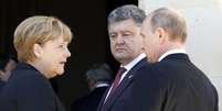 <p>A chanceler alemã, Angela Merkel, o presidente da Ucrânia, Petro Poroshenko, e o presidente russo, Vladimir Putin, conversam durante as cerimônias do 70° aniversário do Dia D, na França, em 6 de junho. O trio assistirá à partida entre Alemanha e Argentina neste domingo </p><p> </p>  Foto: REGIS DEVIGNAU / AFP