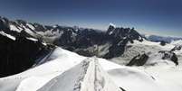 <p>O Mont-Blanc, localizado na França e na Itália, tem 4,8 mil metros de altitude, e é o pico mais alto da Europa Ocidental</p>  Foto: Denis Balibouse / Reuters
