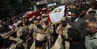 <p>Iraquianos carregam os caix&otilde;es de mortos em combates, na cidade mu&ccedil;ulmana predominantemente sunita de Samarra, durante o seu funeral,&nbsp;na cidade sagrada de Karbala, a 80 km ao sul de Bagd&aacute;, neste s&aacute;bado, 12 de julho</p>  Foto: MOHAMMED Sawaf / AFP