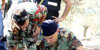 <p>Mais cedo, soldados libaneses inspecionaram restos de um proj&eacute;til que teria sido lan&ccedil;ado contra Israel</p>  Foto: Karamallah Daher / Reuters