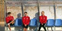 Thomas Müller, Philipp Lahm e Pep Guardiola em conversa bem humorada  Foto: Matthias Schrader / AP