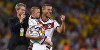 <p>Podolski comemora com os familiares o título</p>  Foto: Fabrice Coffrini / AFP