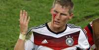 <p>Schweinsteiger disputa bola pelo alto e leva braçada de Agüero no rosto</p>  Foto: Paulo Whitaker / Reuters