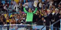 Goleiro alem&atilde;o Manuel Neuer comemora o pr&ecirc;mio de Luva de Ouro  Foto: Patrik Stollarz / AFP