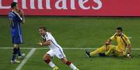 Aos 8min da prarrogação, Schweinsteiger puxou jogada pela esquerda e cruzou pelo alto para Götze, que matou a bola no peito e chutou de perna esquerda para vencer Romero, abrir o placar e decidir o título da Copa do Mundo  Foto: Fabrizio Bensch / Reuters