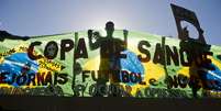 Antes da final da Copa do Mundo entre Argentina e Alemanha, manifestantes se reuniram próximo ao Estádio do Maracanã, palco da decisão, para protestar contra o Mundial  Foto: Mauro Pimentel / Terra