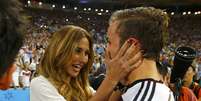 G&ouml;tze abra&ccedil;a a namorada Ann-Kathrin Brommel ap&oacute;s a conquista do tetracampeonato mundial no Brasil  Foto: Darren Staples / Reuters