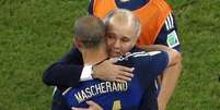 Técnico Sabella abraça Mascherano após derrota da Argentina.  Foto: Fabrizio Bensch / Reuters