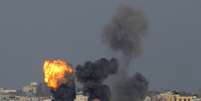 <p>Uma &aacute;rea da Faixa de Gaza &eacute; alvo de ataque&nbsp;a&eacute;reo israelense, em 13 de julho</p>  Foto: Ammar Awad / Reuters
