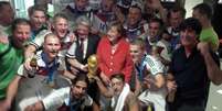 <p>Alemães comemoram conquista da Copa do Mundo com a chanceler Angela Merkel e o presidente Joachim Gauck</p>  Foto: Twitter / Reprodução