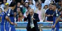 <p>Alejandro Sabella gesticula e orienta a equipe durante derrota</p>  Foto: Ricardo Matsukawa / Terra