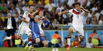 Mascherano rouba a bola de Klose em partida entre Argentina e Alemanha no Maracan&atilde;  Foto: Ricardo Matsukawa / Terra