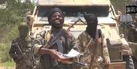 <p>Trecho do vídeo, obtido em 13 de julho, divulgado pelo grupo extremista islâmico nigeriano Boko Haram, mostra o líder do grupo, Abubakar Shekau (ao centro) manifestando apoio ao sunita Estado Islâmico (EI), do Iraque</p>  Foto: AFP